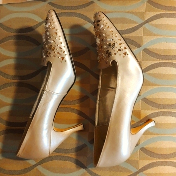VINTAGE pointy toe, kitten heel pumps by J. Renee. Size 7. CLEAN! - Picture 5 of 11